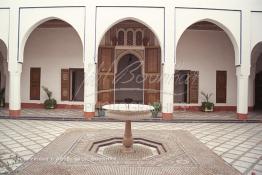 Image du Maroc Professionnelle de  Le Palais de la Bahia se trouve au sud de la Médina de Marrakech près de la Casbah non loin du quartier juif le Mellah. Il fut construit vers 1867 par Si Moussa, puissant et richissime grand Vizir du Sultan Hassan Ier. Durant le règne, Ahmed ben Moussa fils héritier successeur de Si Moussa fait agrandir la partie sud de ce palais officiel, ou il réside avec ses femmes et ses 24 concubines, et leurs nombreux enfants. Le palais est baptisé du nom de sa maîtresse favorite, la B?hiya. Mercredi 21 Août 1997. (Photo / Abdeljalil Bounhar) 